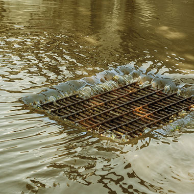 Este drenaje desvía el agua a tanques de tormenta donde se pueden monitorizar los niveles de TOC.