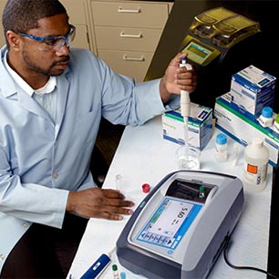 las soluciones de laboratorio de Hach para aplicaciones de petróleo y gas incluyen el espectrofotómetro DR3900 junto con los reactivos químicos TNTPlus™, para una calibración precisa y fácil.