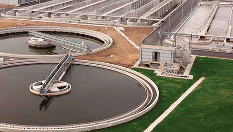 vista aérea de una planta de tratamiento de aguas residuales industrial
